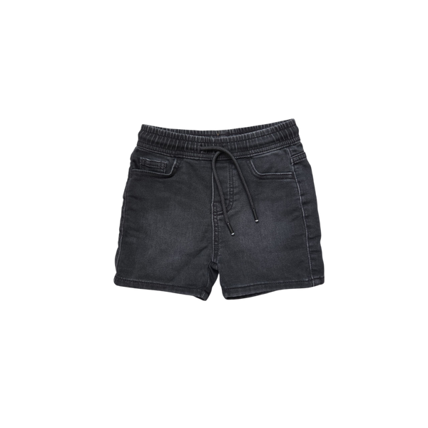 Short court noir