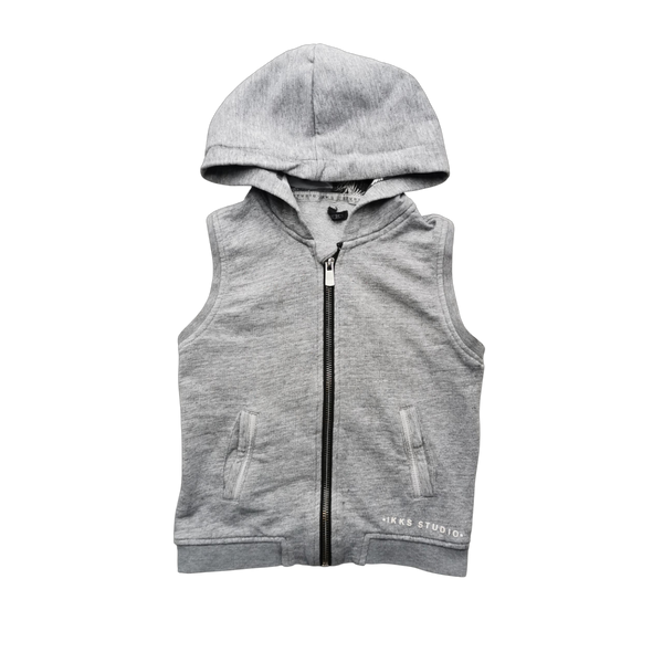 Veste grise sans manches à capuche