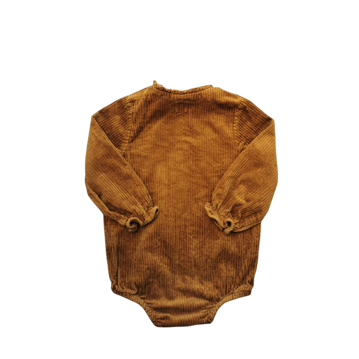 Barboteuse en velours marron 24 mois pour fille, 100% coton marque Kiabi. Parfaite pour l’automne-hiver. Pièce seconde main en excellent état