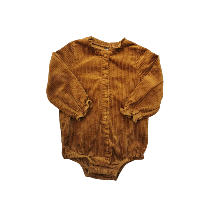 Barboteuse en velours marron 24 mois pour fille, 100% coton marque Kiabi. Parfaite pour l’automne-hiver. Pièce seconde main en excellent état